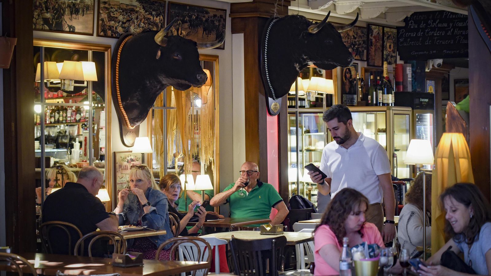 La terraza de veladores de un céntrico bar de Sevilla.