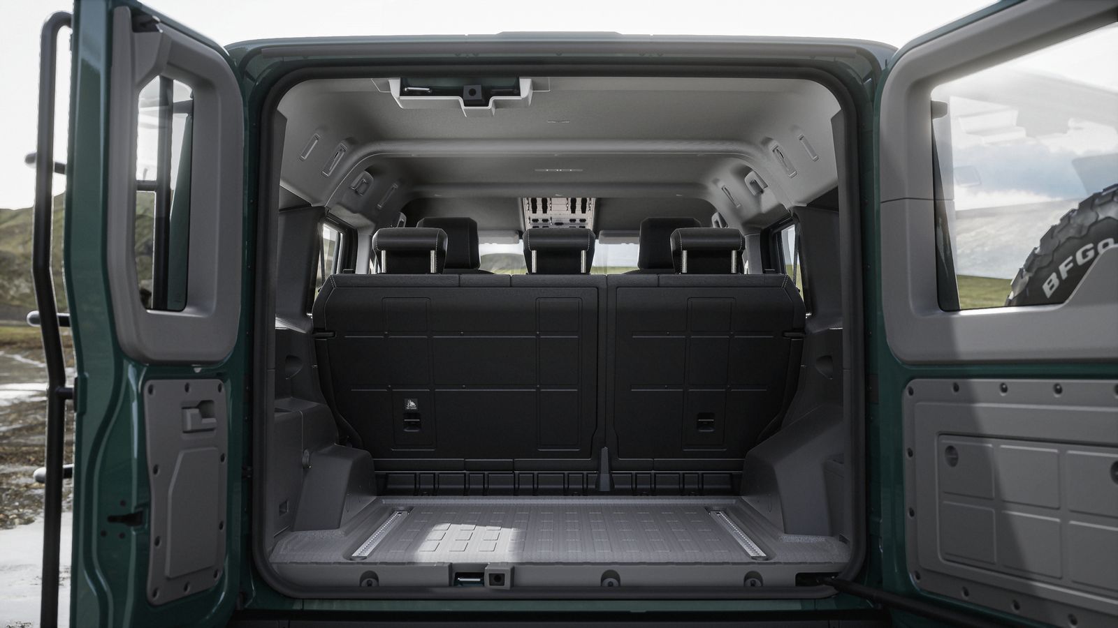 En los Station Wagon los asientos posteriores pueden abatirse en partes asimétricas para ampliar el maletero, cuyo suelo está revestido con un material plástico.