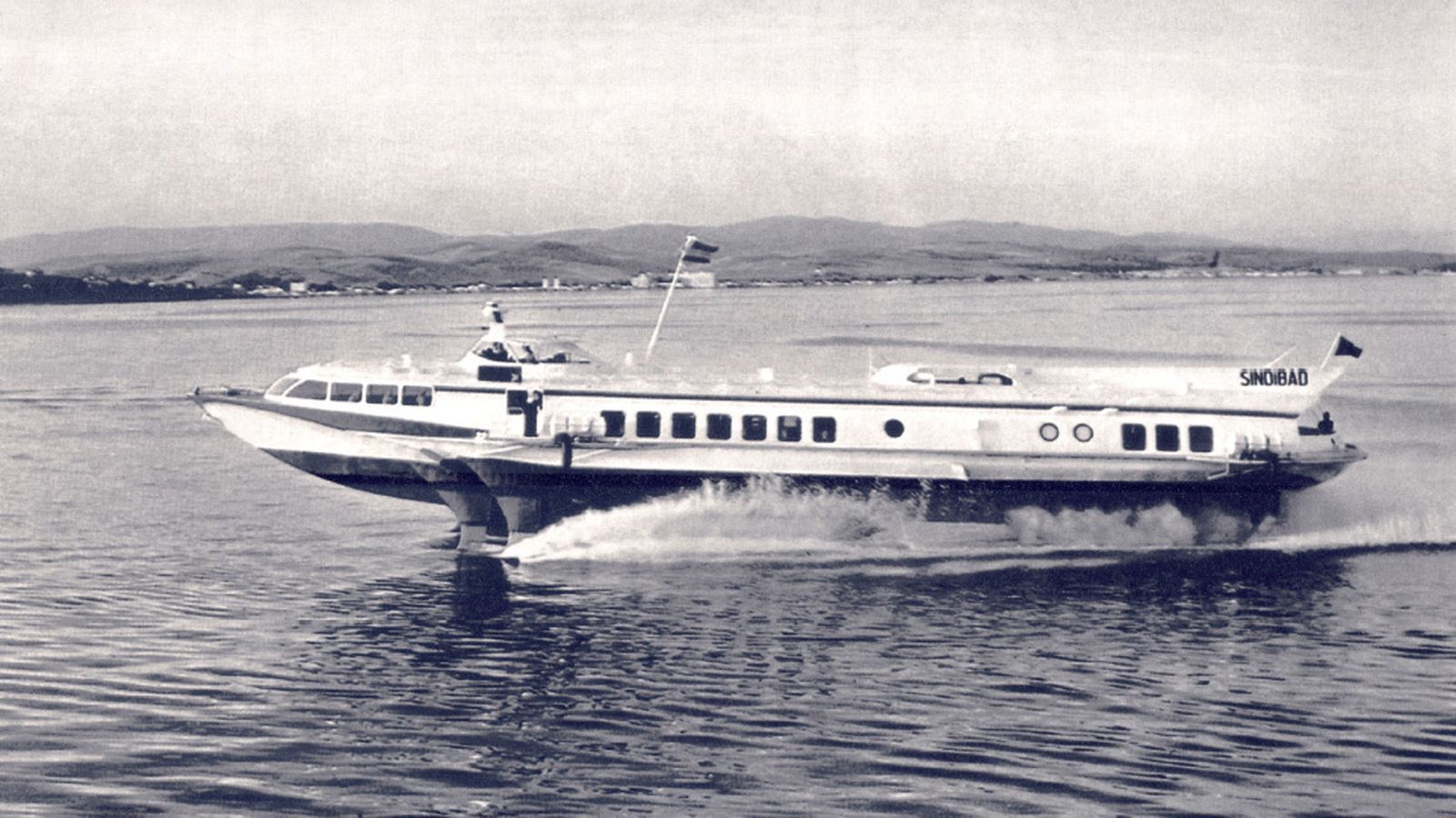 El hidroala 'Sindibad' entrando en el puerto en el año 1973.