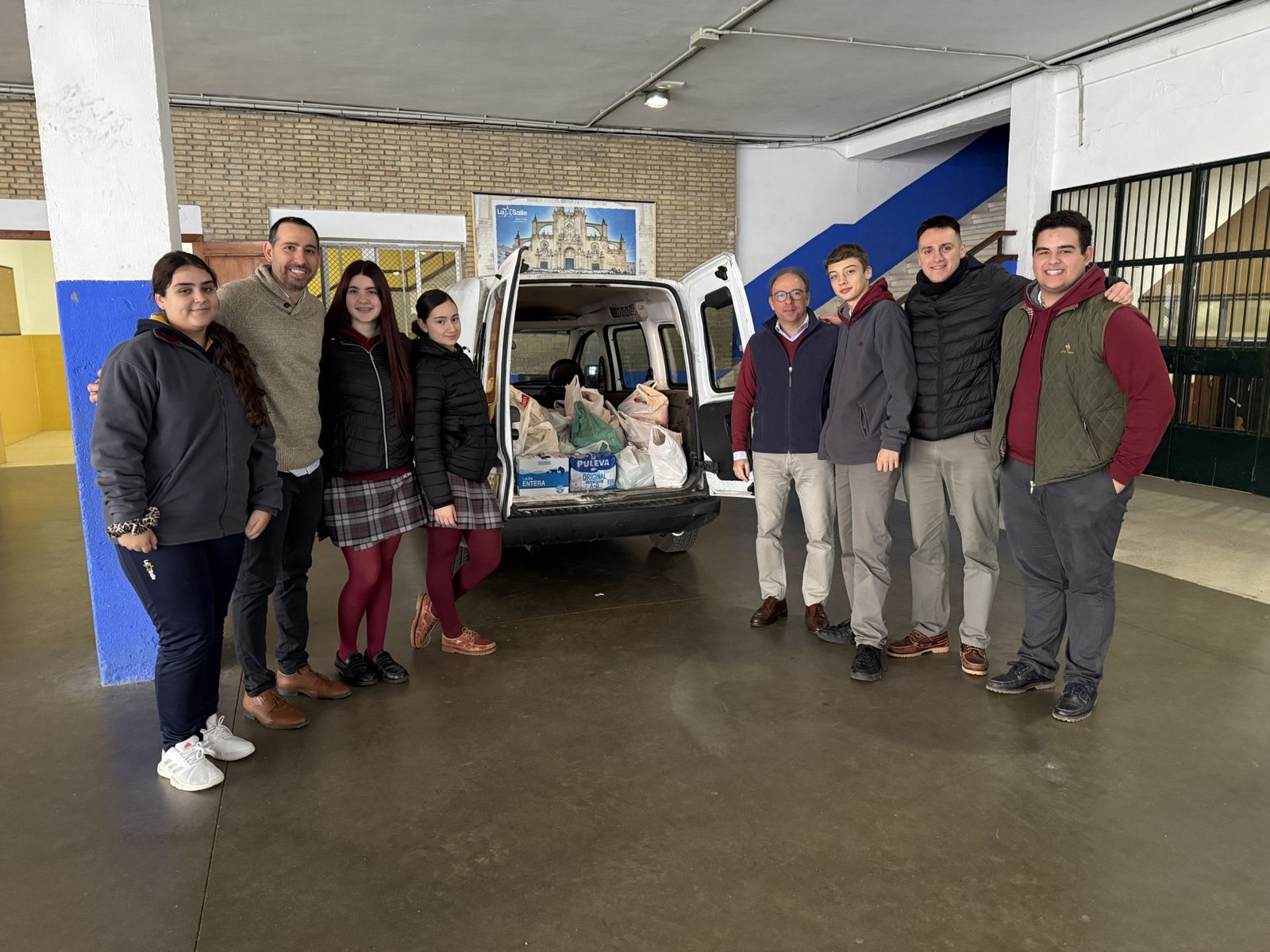Alumnos de La Salle Buen Pastor, con los alimentos recolectados.
