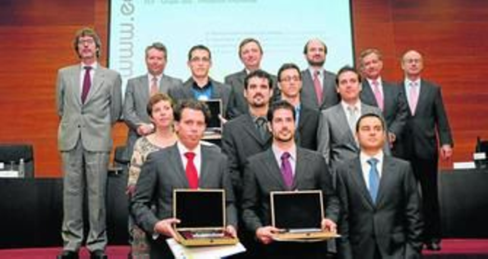 Foto de grupo de los finalistas del Concurso y de miembros de la organización. Arriba, José Ignacio Rufino (profesor de la Universidad de Sevilla), José Joly Martínez de Salazar (presidente de Grupo Joly), Manuel Recio (consejero de Empleo), Alfonso González (director general de la EOI), Jorge Segura (socio de Deloitte en Andalucía) y Francisco Velasco (director de la EOI en Sevilla).
