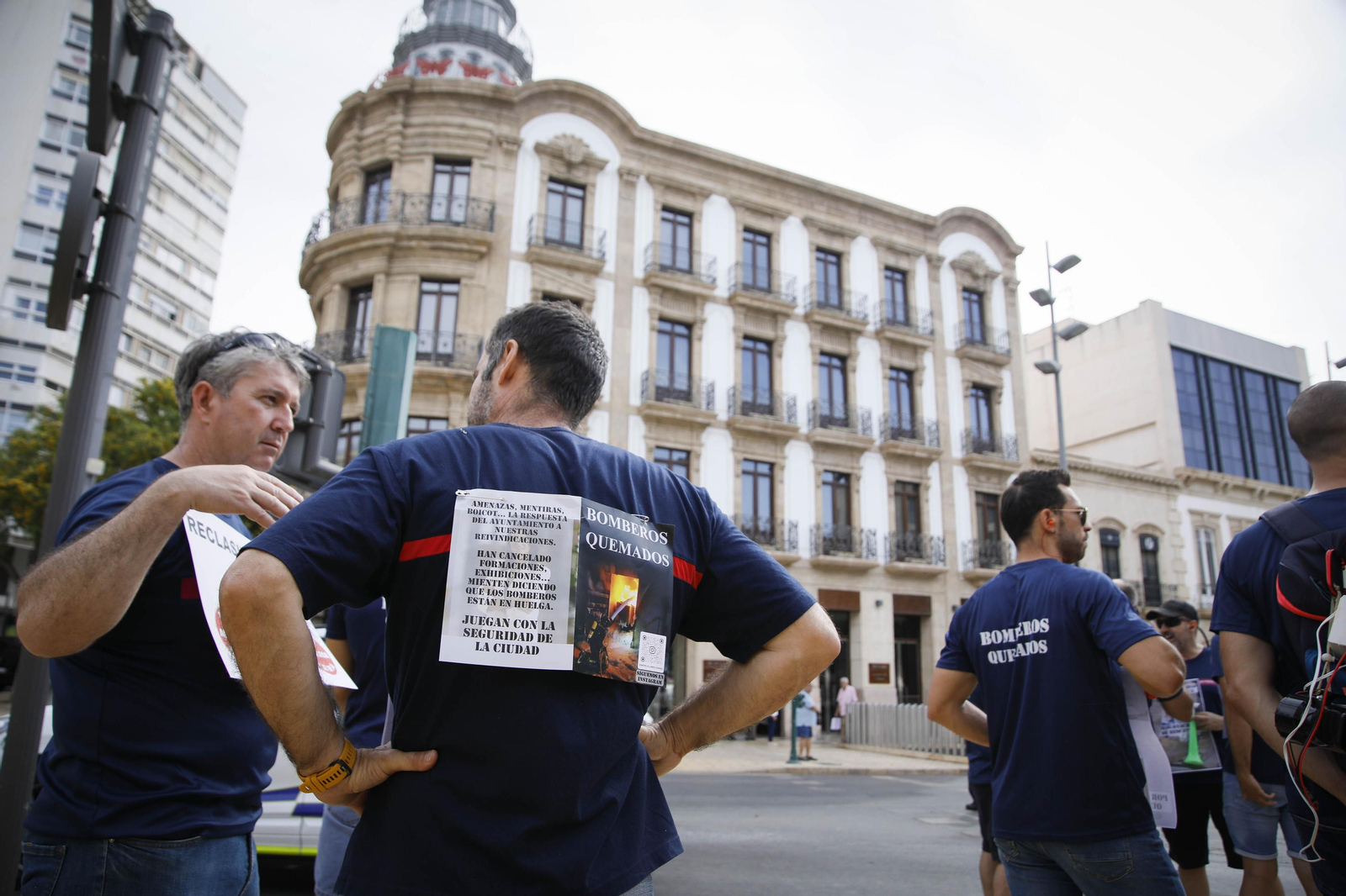 Manifestación de los bomberos quemados de Almería, en imágenes