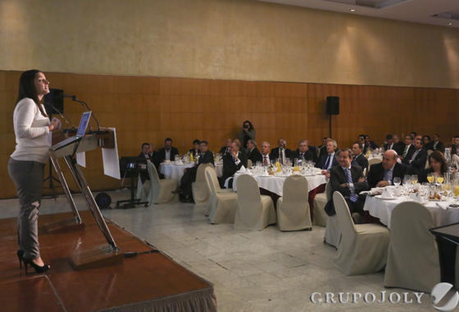 La malagueña Miriam Montañez, en un momento de su intervención ante la atenta mirada de los asistentes. / Albiñana