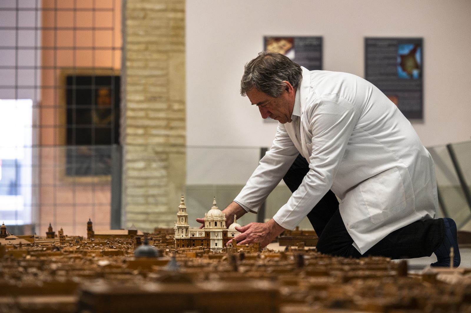 Imágenes del inicio de los trabajos de conservación y limpieza de la maqueta de Cádiz.