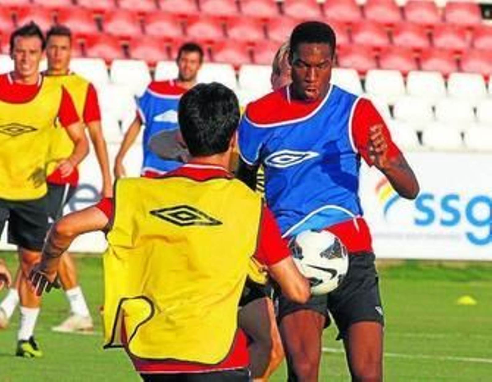Kondogbia controla un balón ayer ante Cicinho.