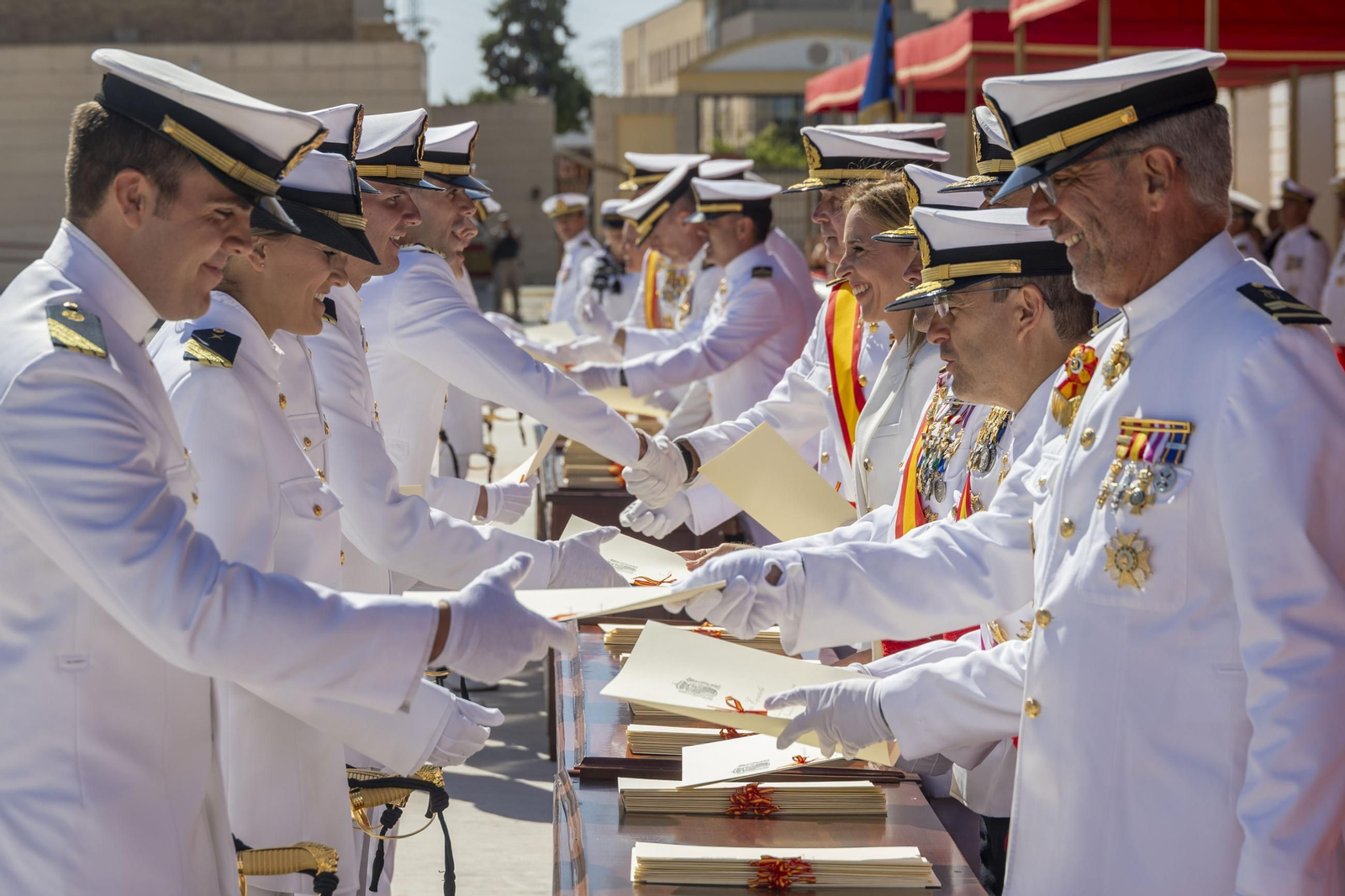 Las imágenes de la entrega de despachos a los nuevos suboficiales de la Armada Las imágenes de la entrega de despachos a los nuevos suboficiales de la Armada