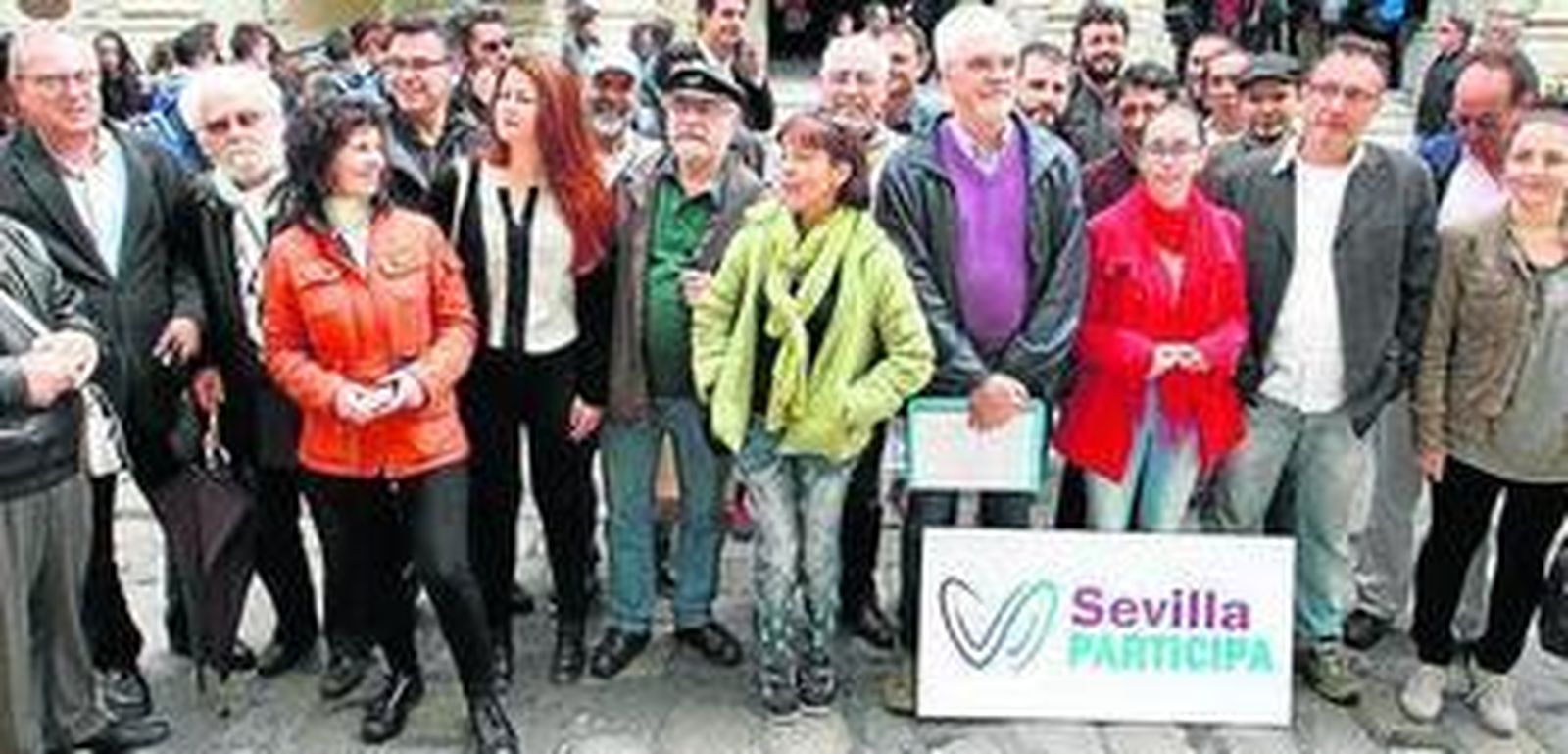 Miembros de Sevilla Participa, ayer frente al Ayuntamiento.