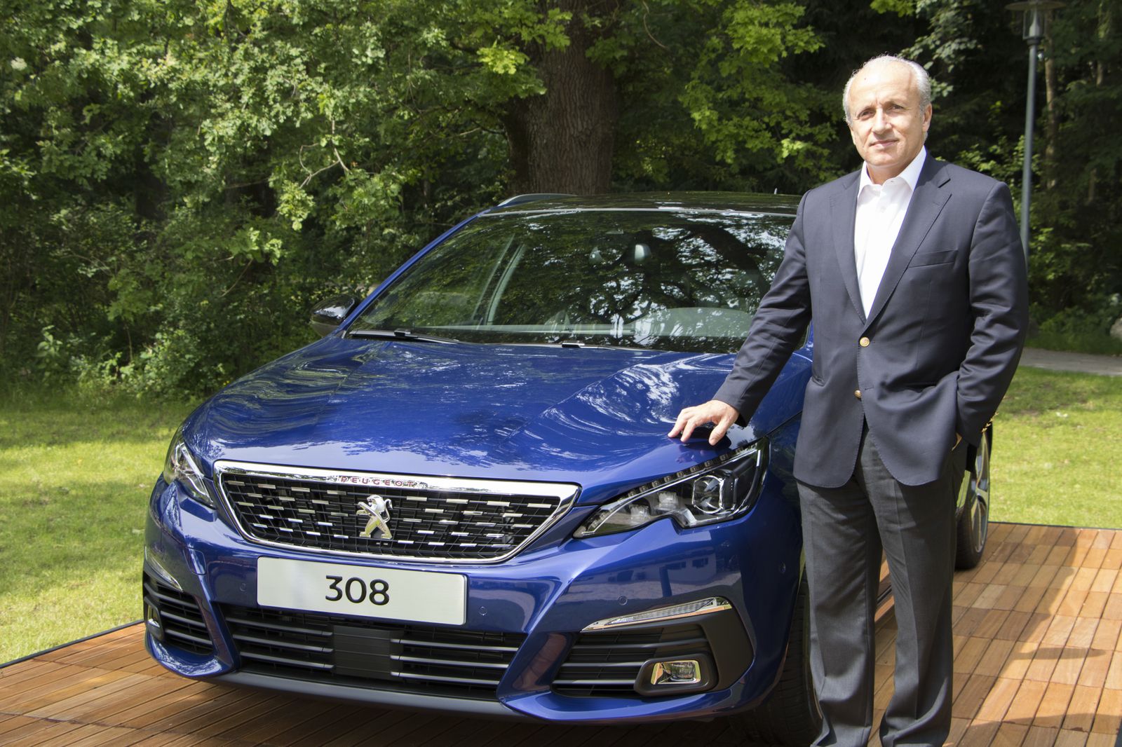 El director general de Peugeot España, Jorge Tomé, posa con el actualizado 308.