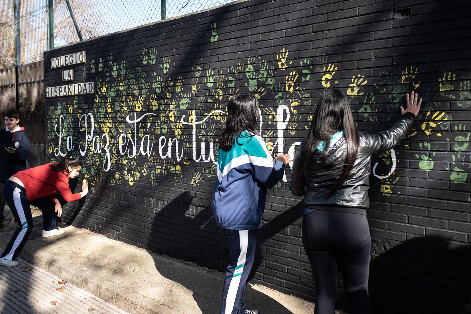 Imágenes de la limpieza de pintadas en La Hispanidad por los alumnos del Colegio de La Hispanidad en el Día de la Paz