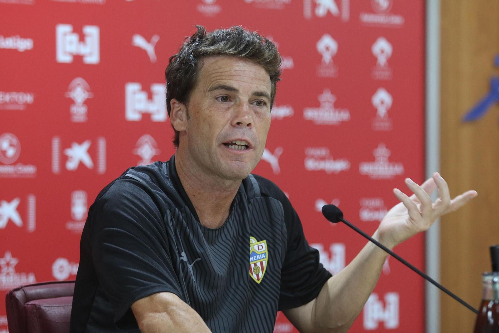 Rubi se dirige a sus jugadores antes de arrancar una sesión preparatoria