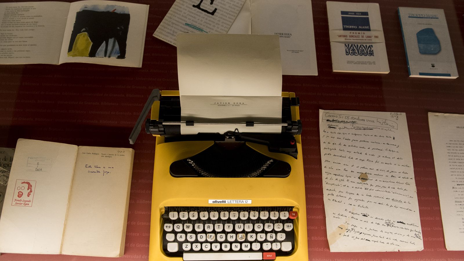 La primera mesa dedicada a 'Troppo mare' está llena de manuscritos del mismo, diferentes ediciones y libros de Juan Carlos Rodríguez , que le influyeron enormemente.