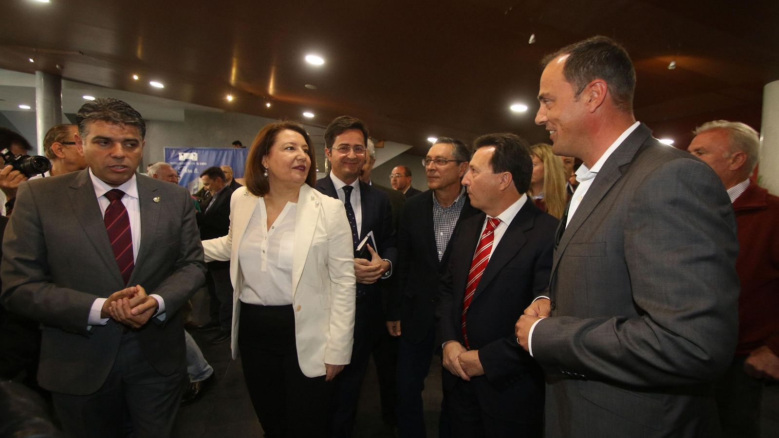 Entrada al auditorio de El Ejido por parte de las autoridades.