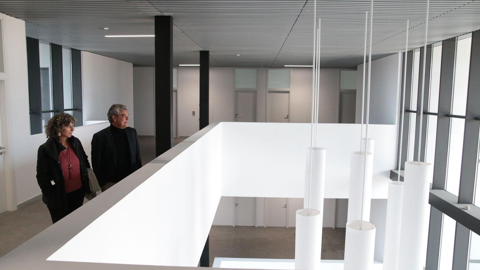 El rector de la Universidad de Almería, Carmelo Rodríguez, y la gerente, Mª del Carmen Caba, visitan el edificio en el día previo al traslado de profesores a las nuevas instalaciones