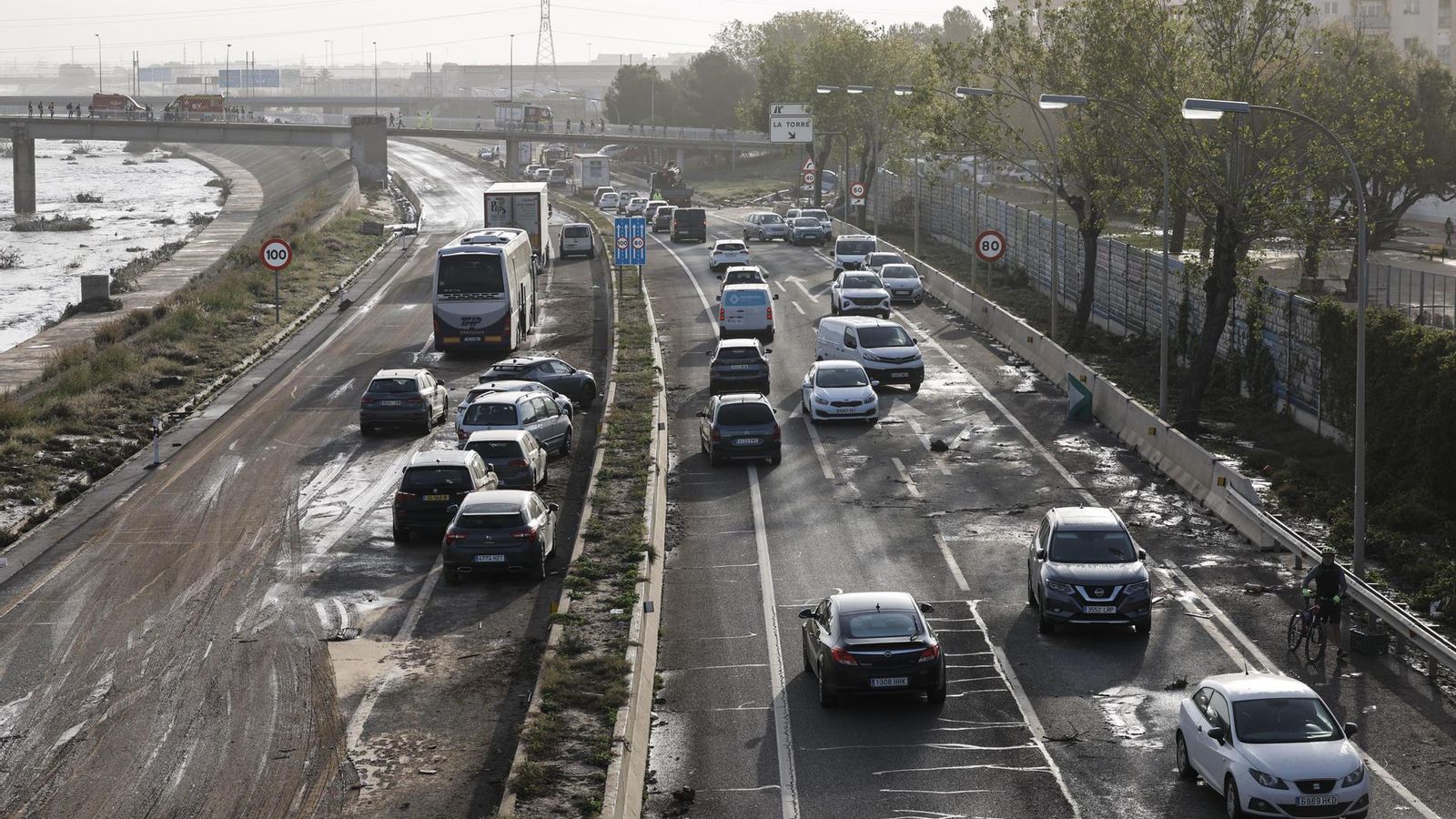 Siguen cortados varios tramos de la A-3  y A-7 en Valencia y se abren vías de emergencia