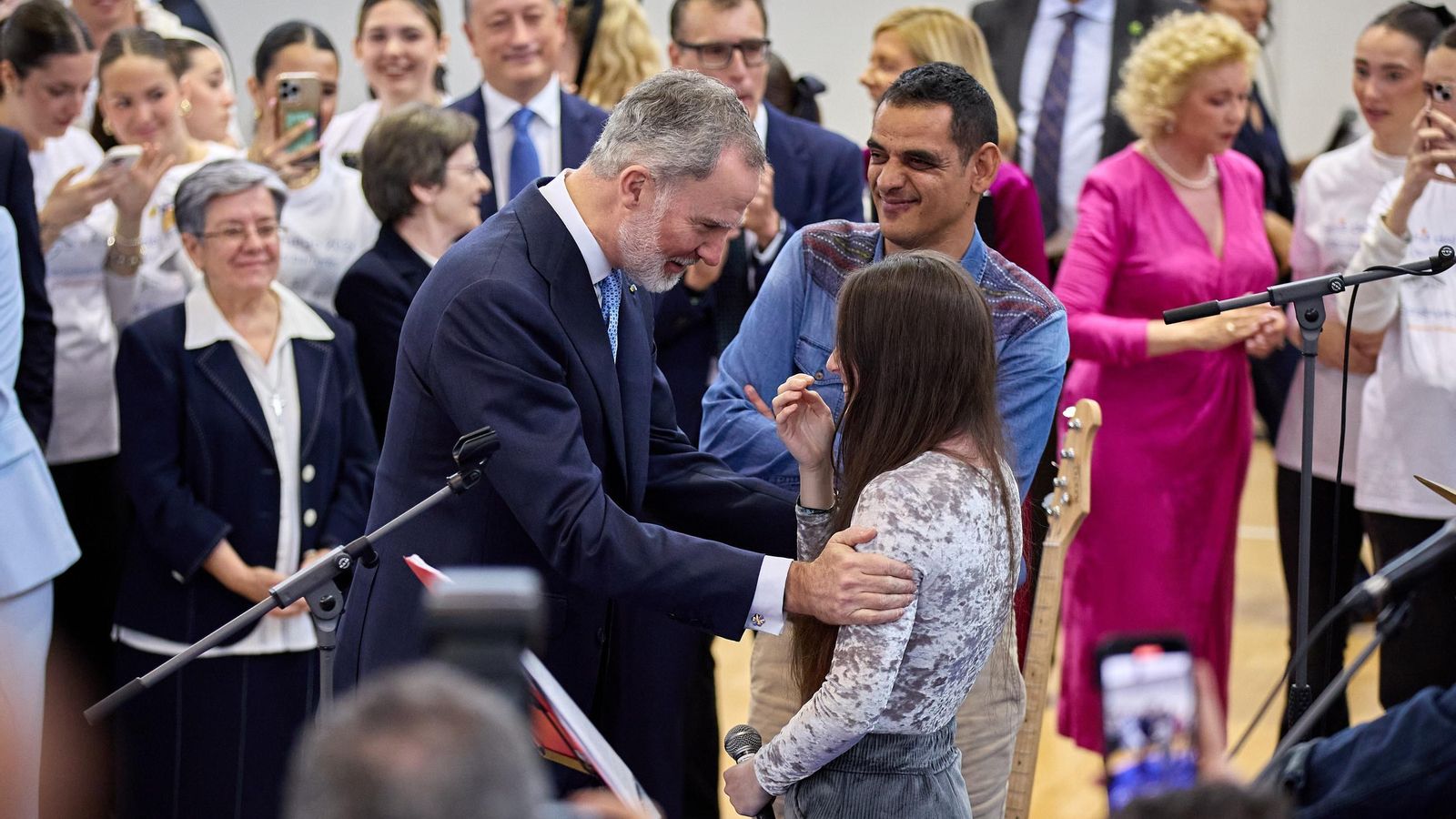 El Rey felicita a Beatriz, una alumna con autismo, tras cantar 'No puedo vivir sin ti' de Los Ronaldos