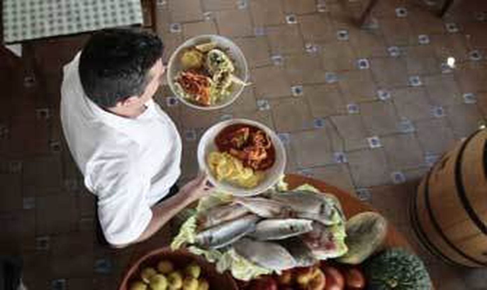 Un camarero, en un establecimiento de la provincia, en una imagen de archivo. /Julio González