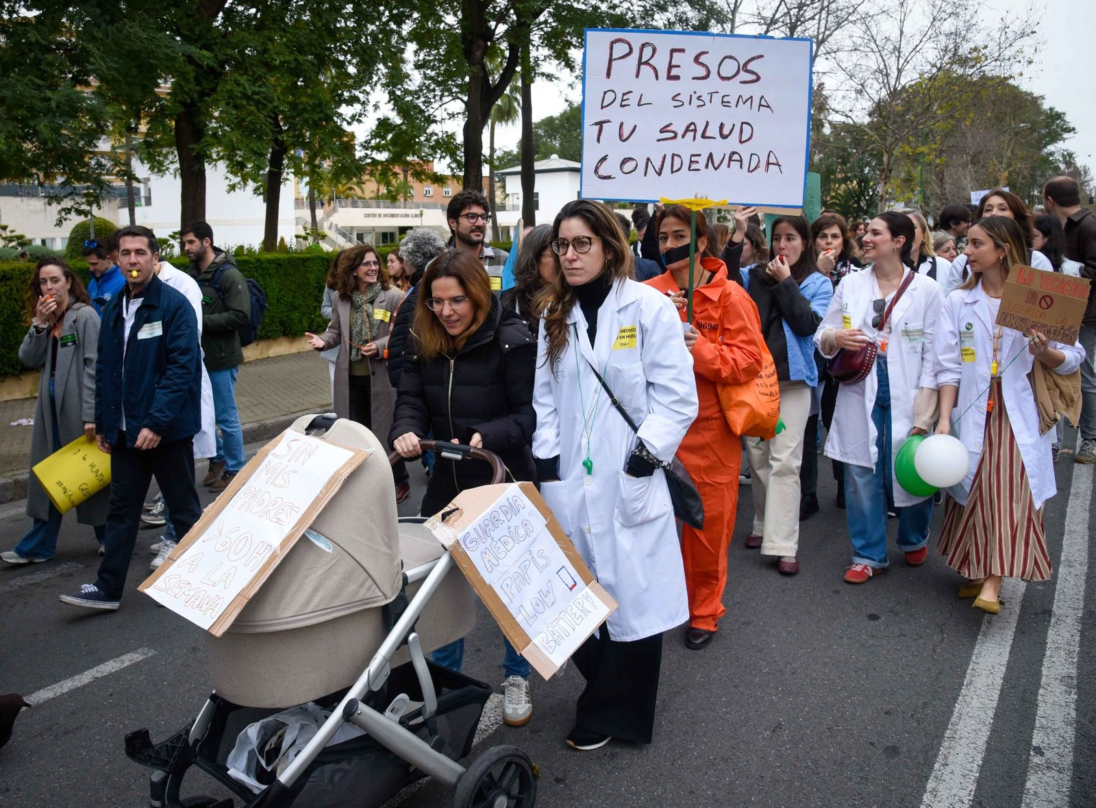 La manifestación por la huelga médica nacional, en imágenes