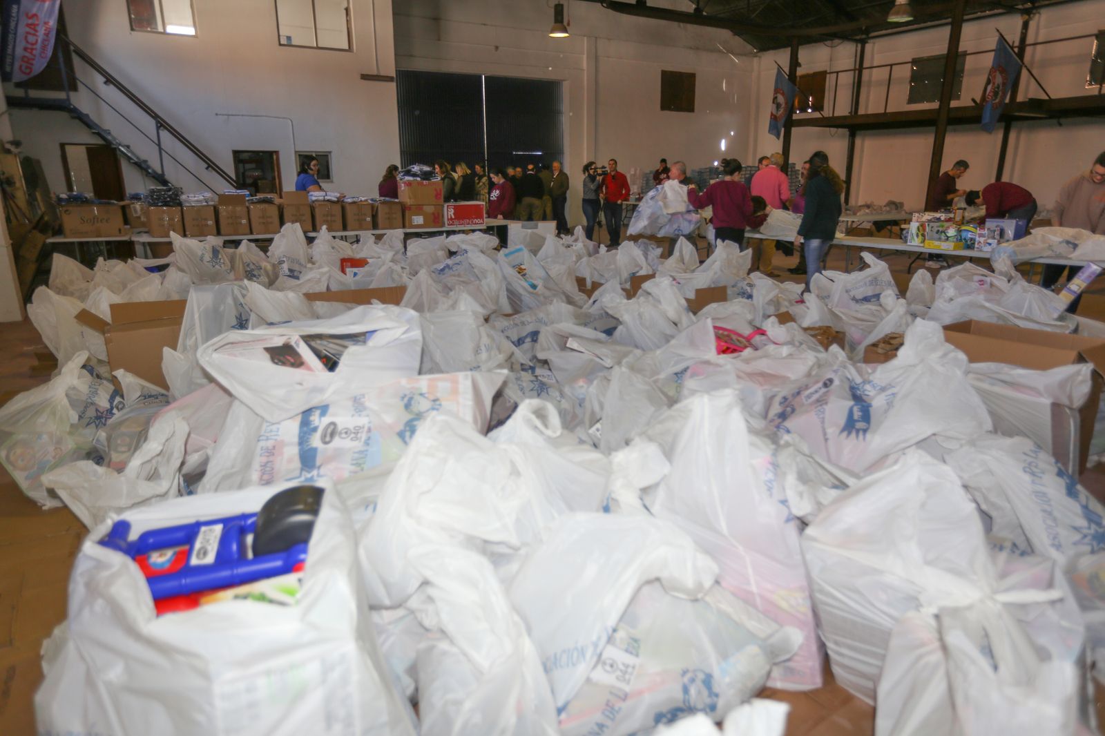 Decenas de lotes preparados ya para su reparto entre las familias necesitadas.