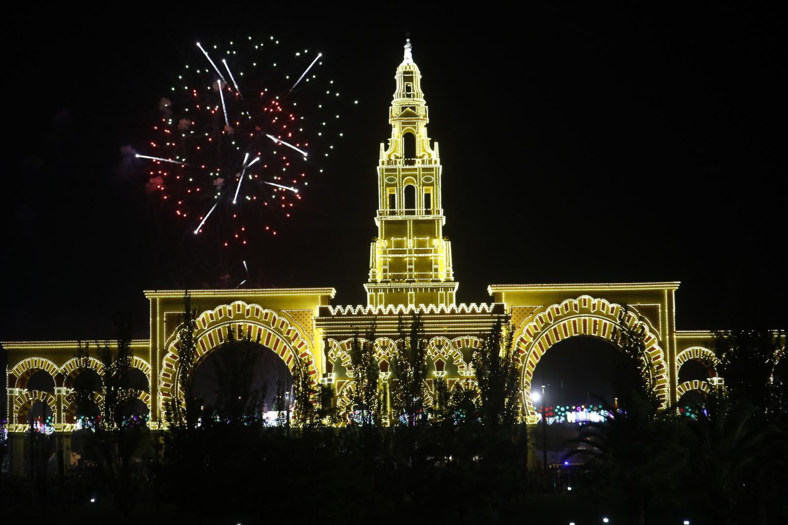 El encendido de la portada de la Feria de Córdoba, en fotografías