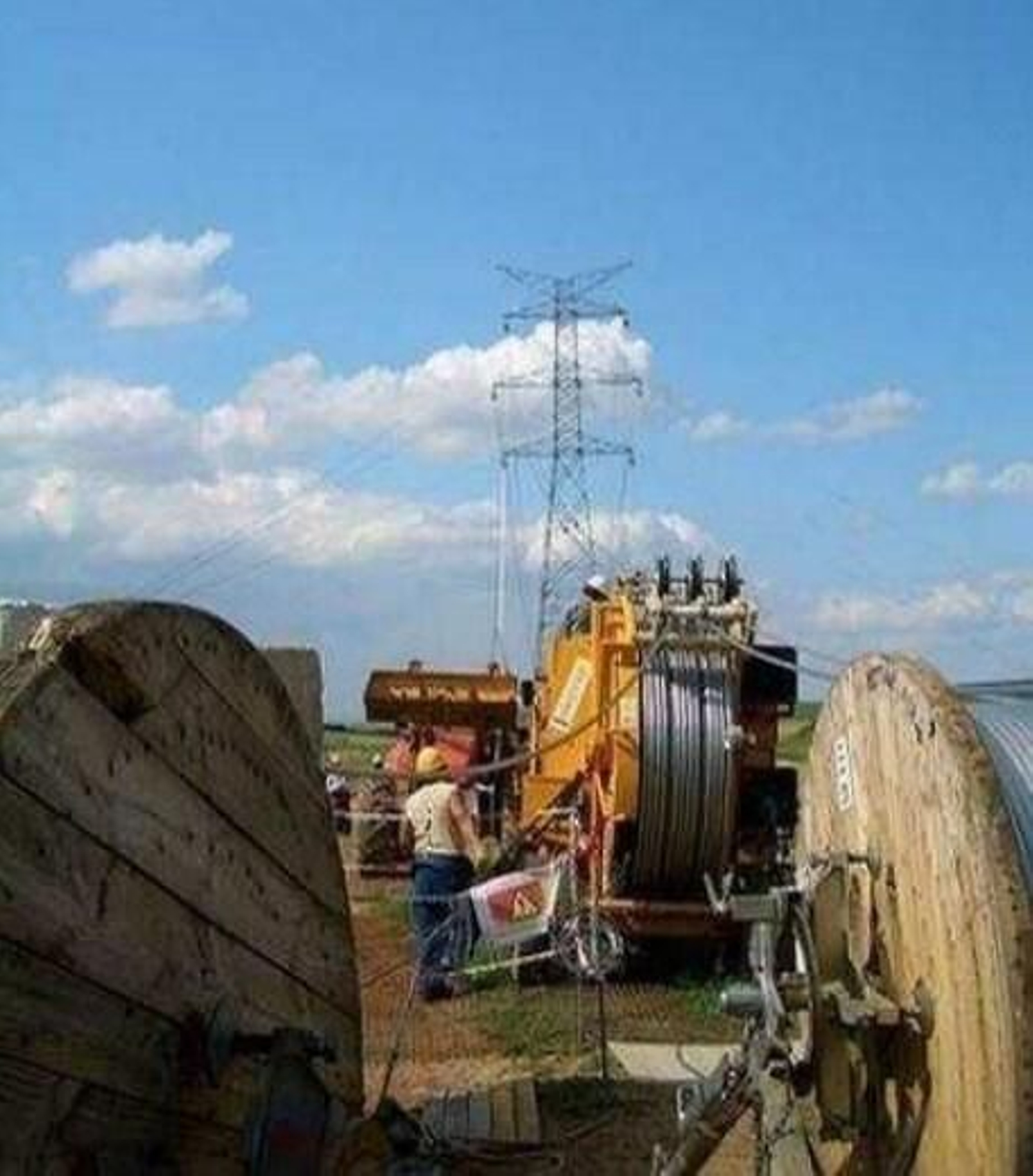 Instalación del tendido eléctrico de un parque solar.