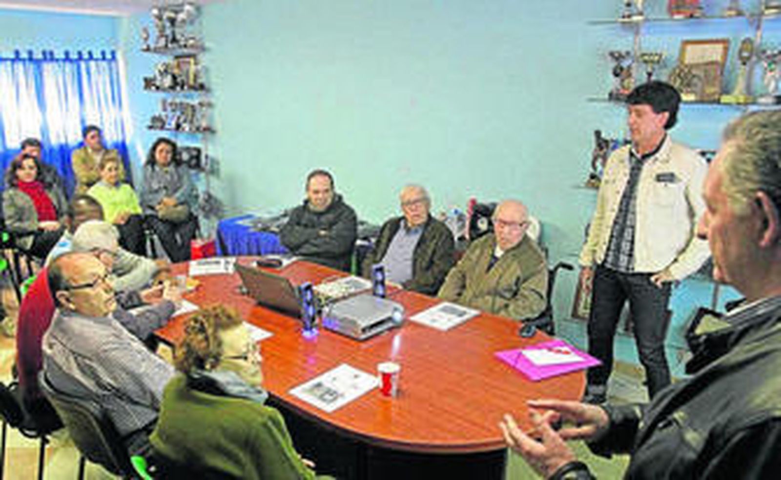 Juan Mari Zorriqueta y Andoni Ayarza explican a usuarios y familiares el proyecto.