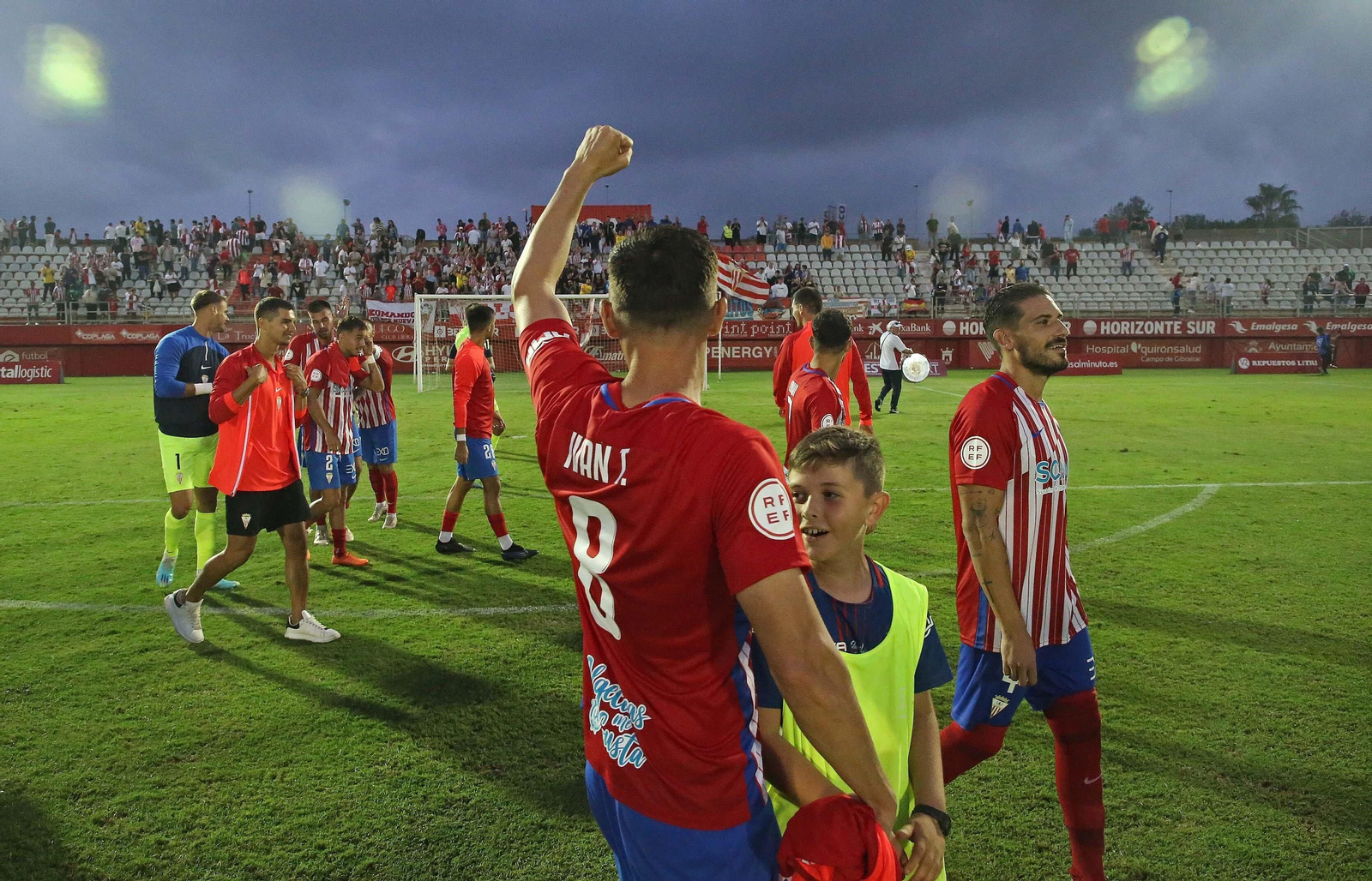 Iván levanta el puño tras un triunfo del Algeciras esta temporada. Iván levanta el puño tras un triunfo del Algeciras esta temporada.