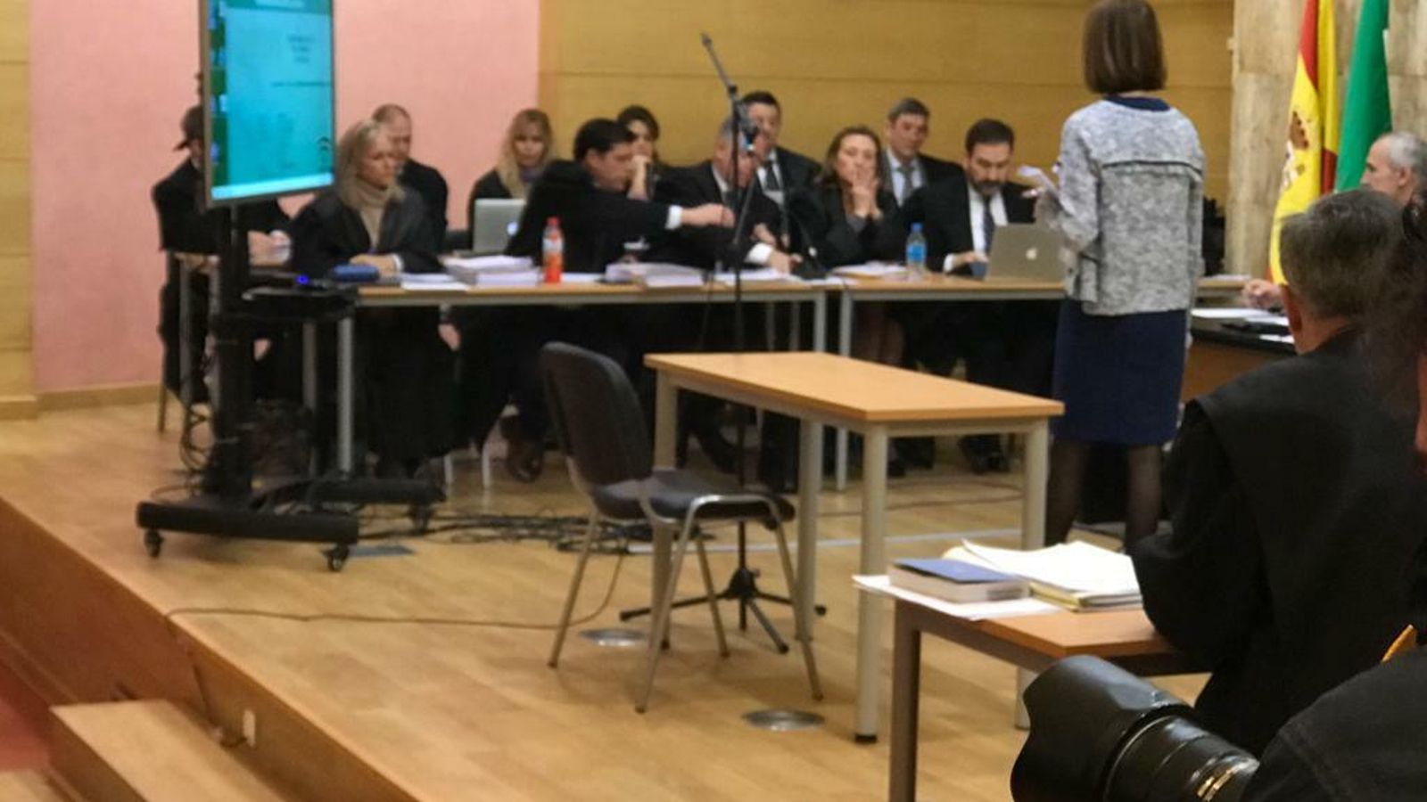 Isabel Nieto, segunda por la derecha, sentada entre los abogados del caso Serrallo.