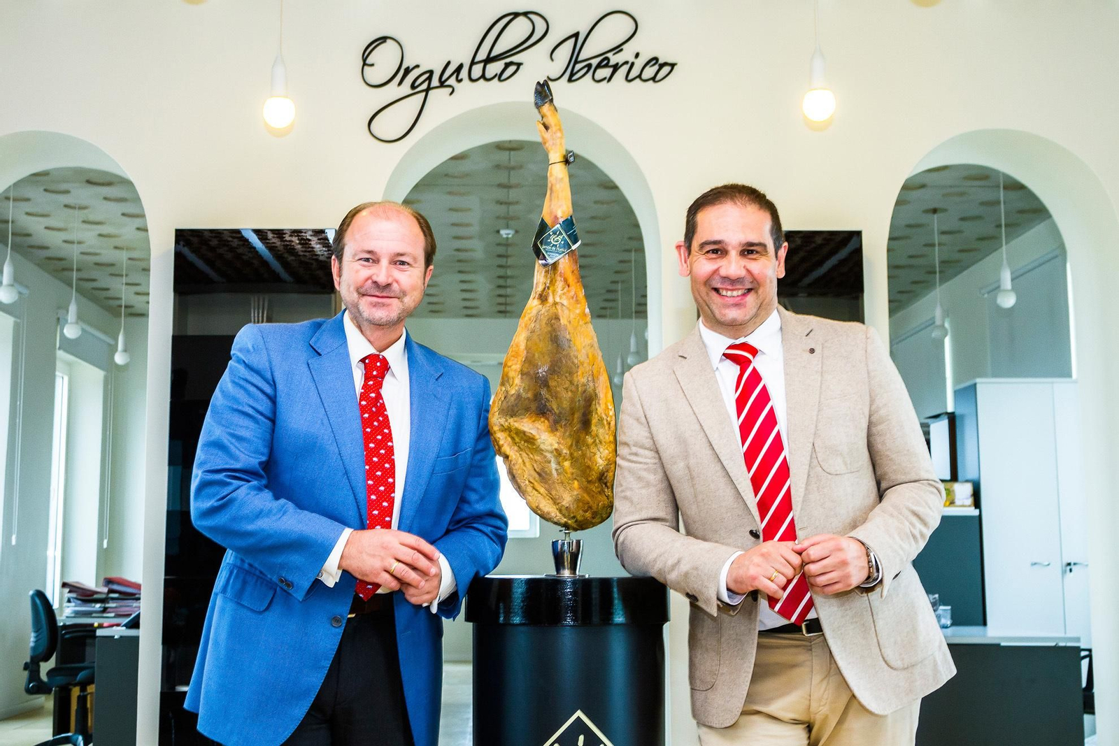 Guillermo García-Palacios junto al alcalde de Jabugo, José Luis Ramos.