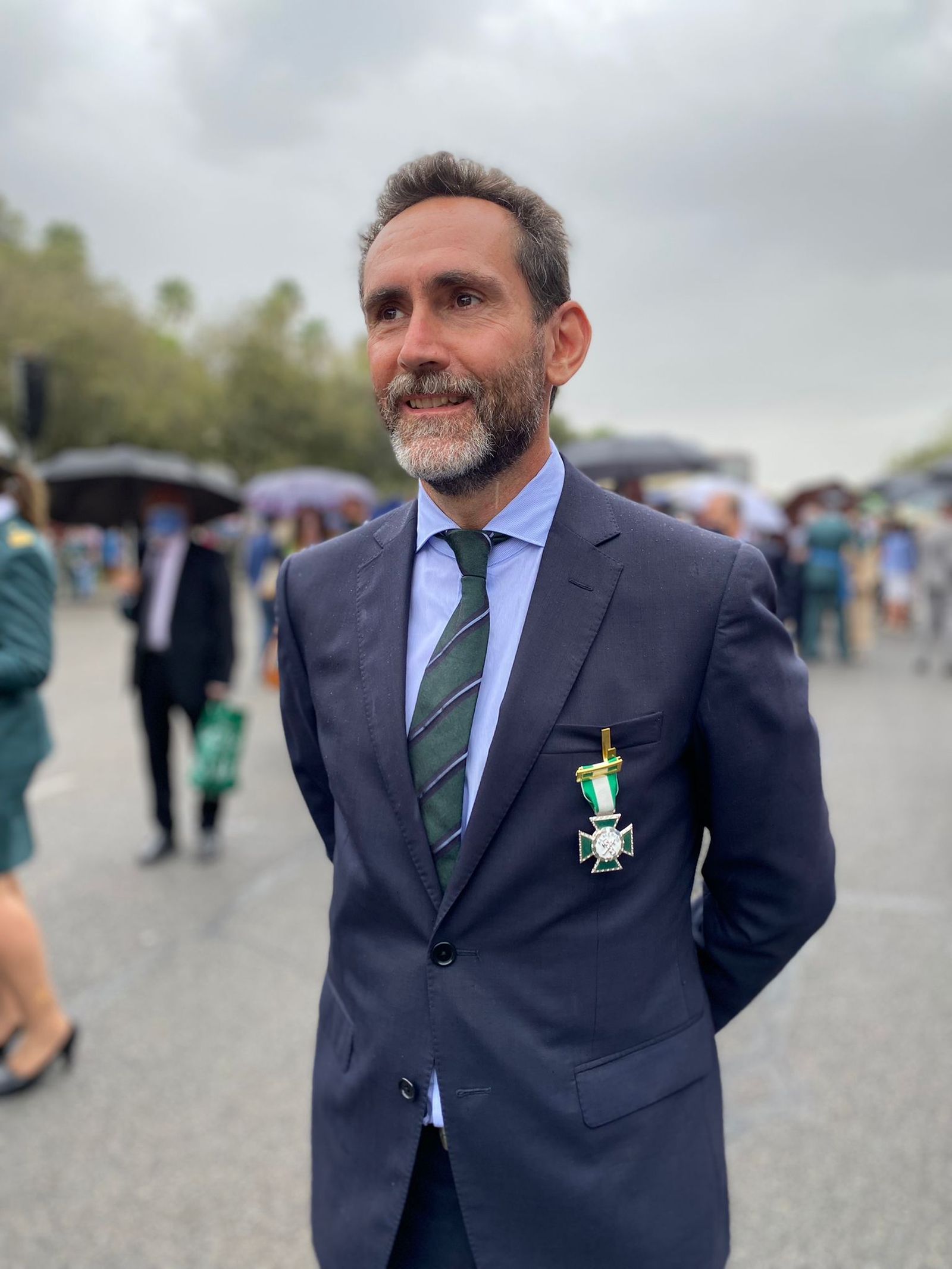 El jefe de la Oficina de Extranjería recibe la Cruz al Mérito de la Guardia Civil con distintivo blanco