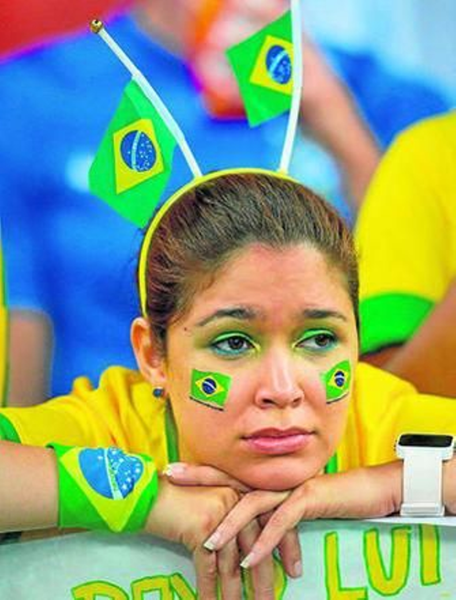 Una aficionada muestra su decepción tras la goleada.