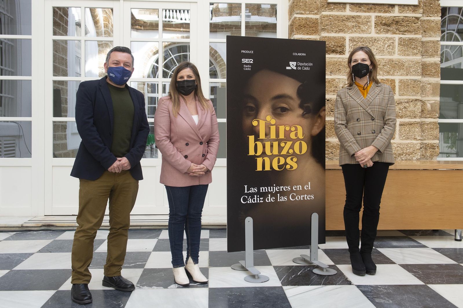 Pedro Espinosa, Irene García y Lourdes Acosta, junto al cartel de la serie.