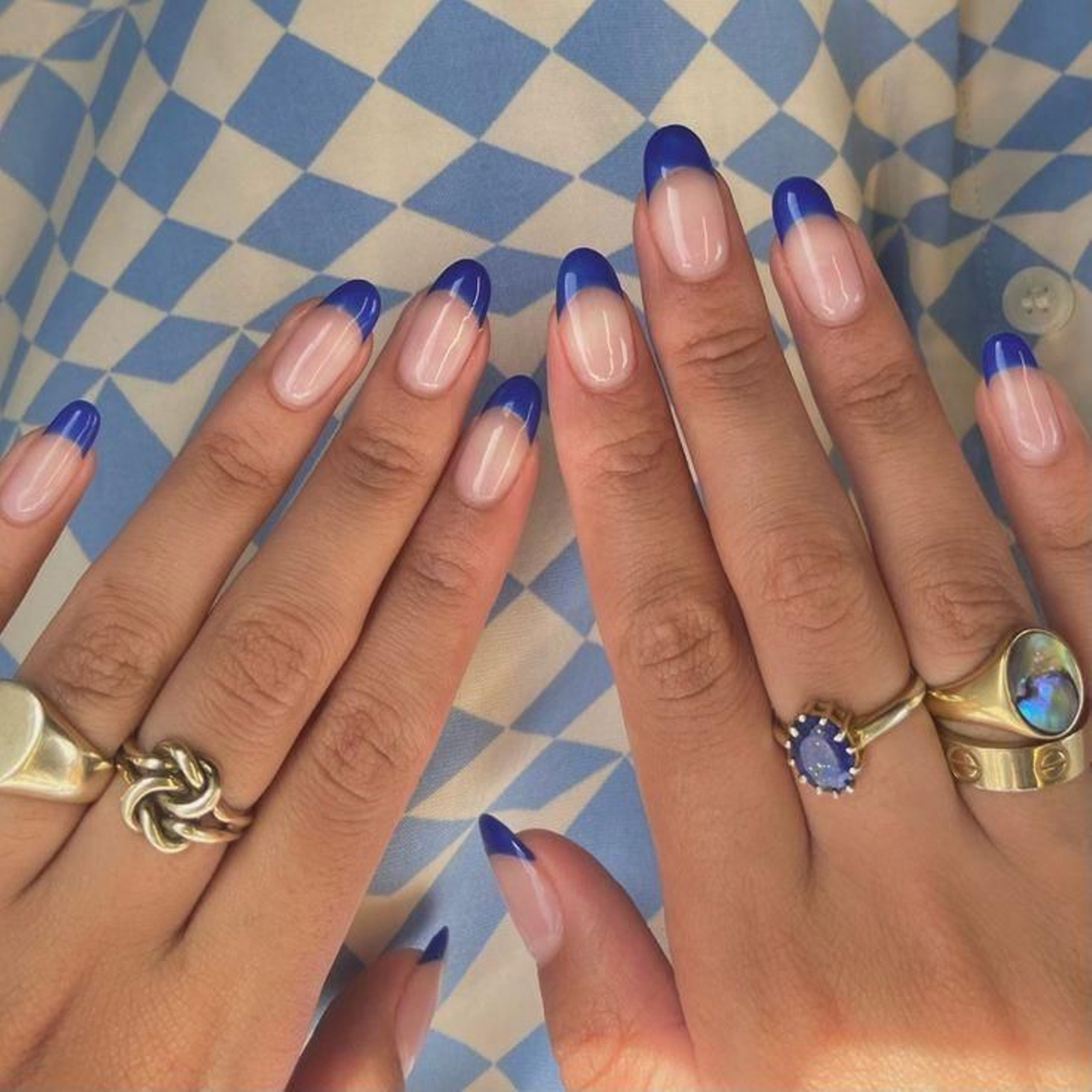 Manicura francesa de color azul. Manicura francesa de color azul.
