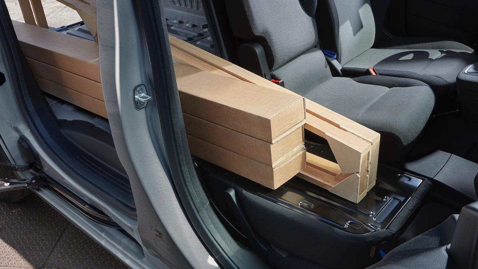 El abatimiento del respaldo del asiento más próximo a la puerta permite situar sobre él carga.