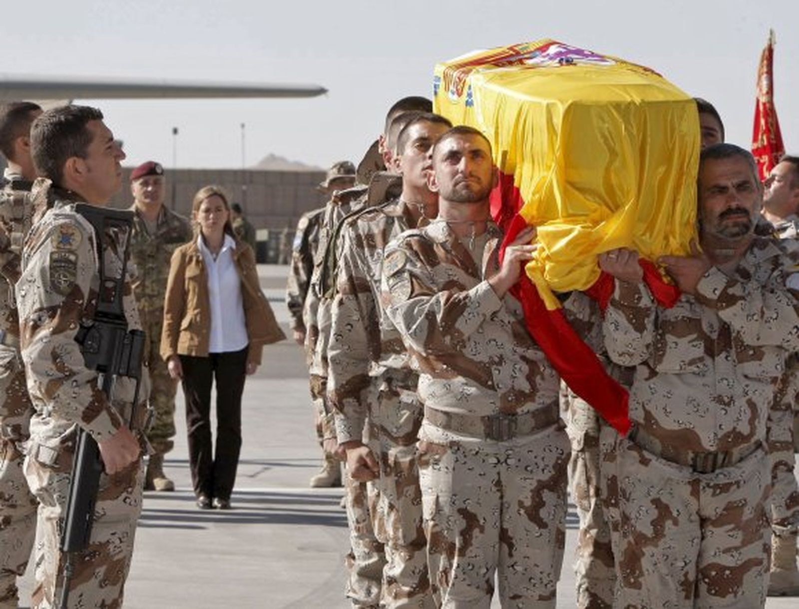 Chacón anima a las tropas a seguir luchando por la "paz" pese a las bajas