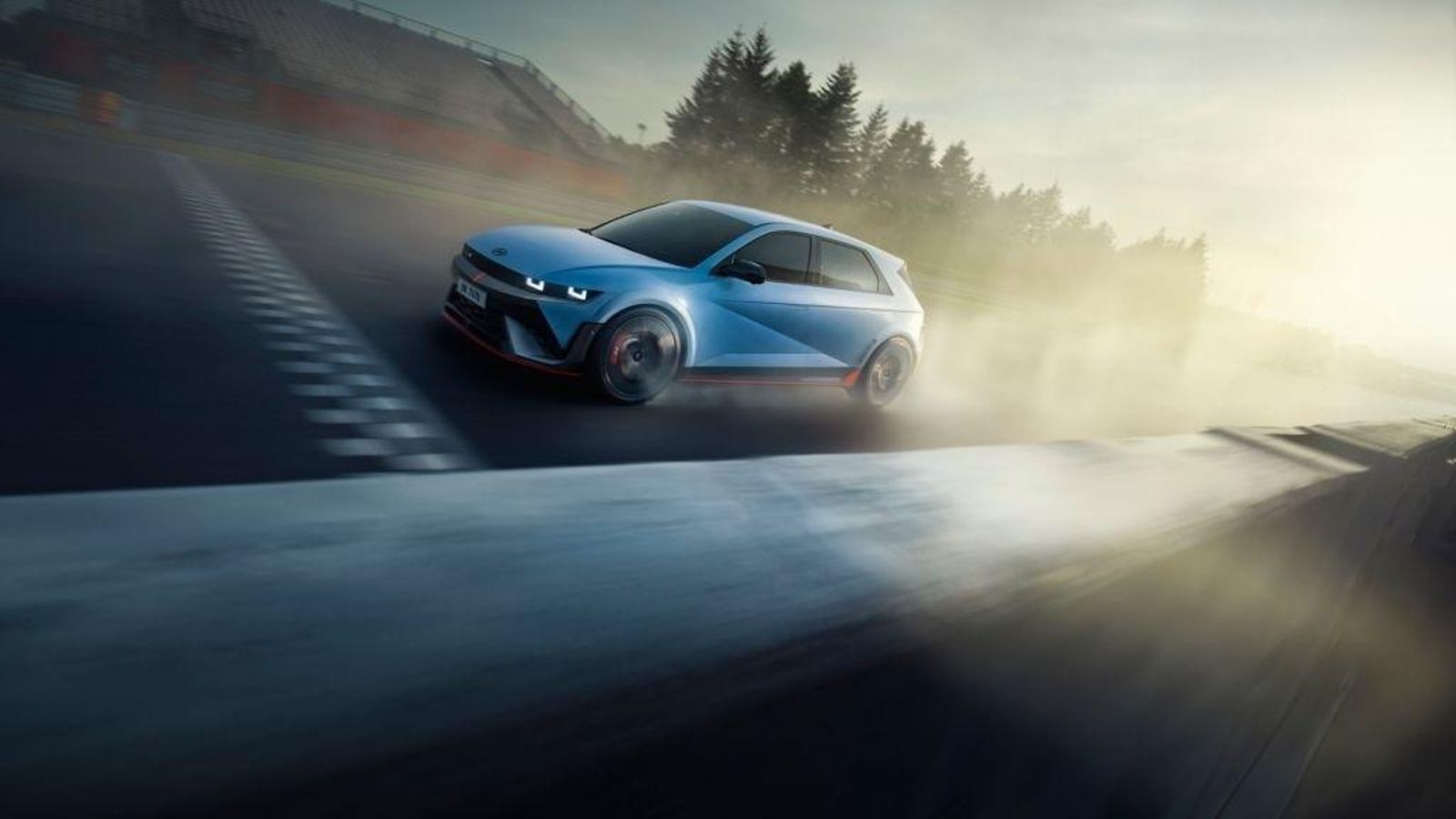 Este Ioniq 5 es capaz de acelerar de 0 a 100 km/h en 3,4 s y conseguir una velocidad máxima de 260 km/h.