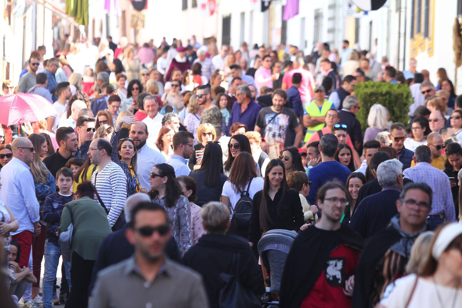 Imágenes del desfile de la XIX Feria Medieval del Descubrimiento, en Palos de la Frontera