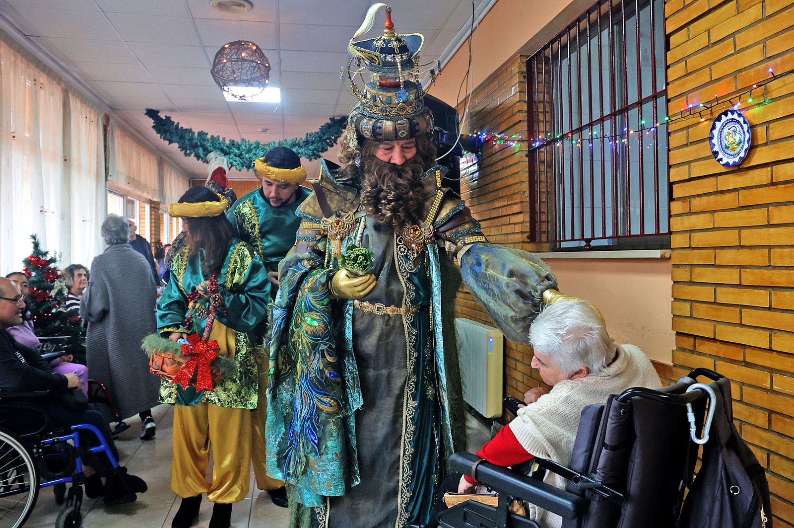 Reyes Magos de Huelva 2025: Imágenes de la visita a la Residencia María Nazaret