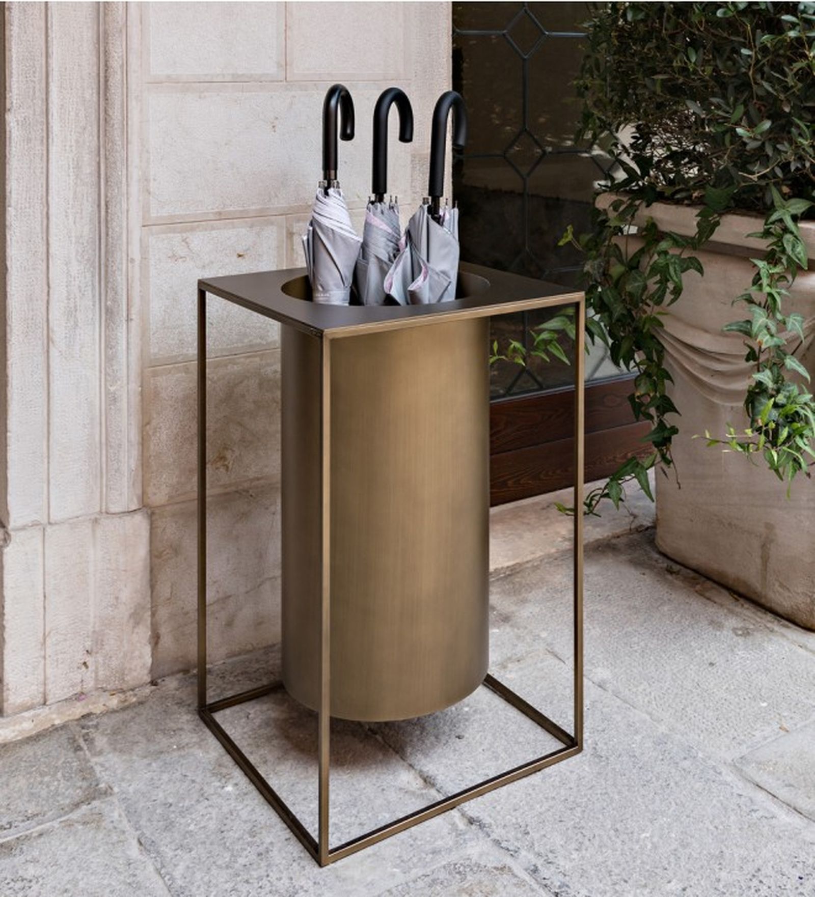 Paragüero en una estancia común