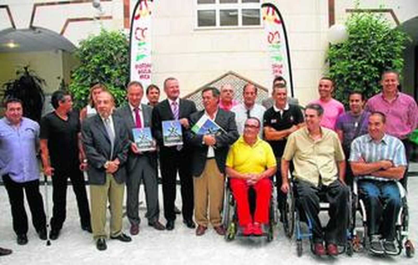 El presidente de la ONCE en Andaluicía, junto a deportistas invitados, en la presentación del libro 'Olímpicos y paralímpicos andaluces'.