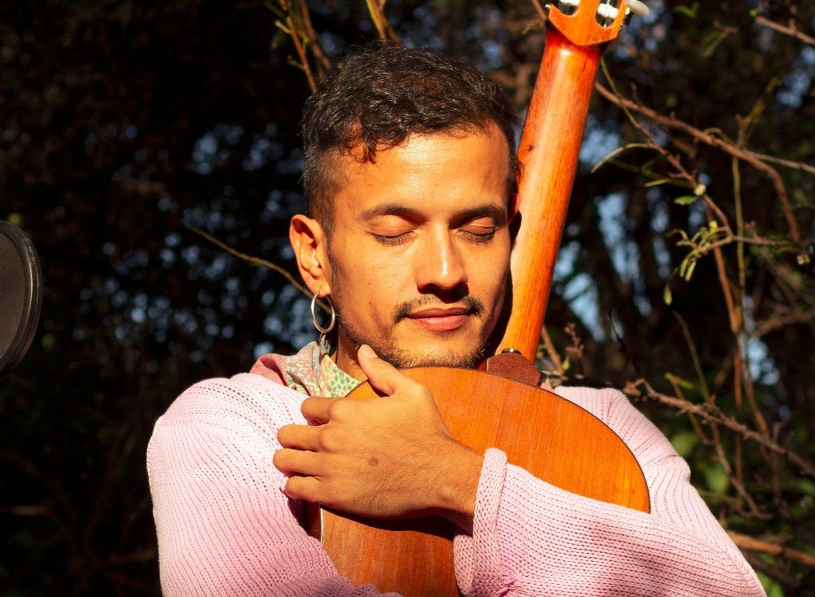 Crespín abrazado a un instrumento musical.