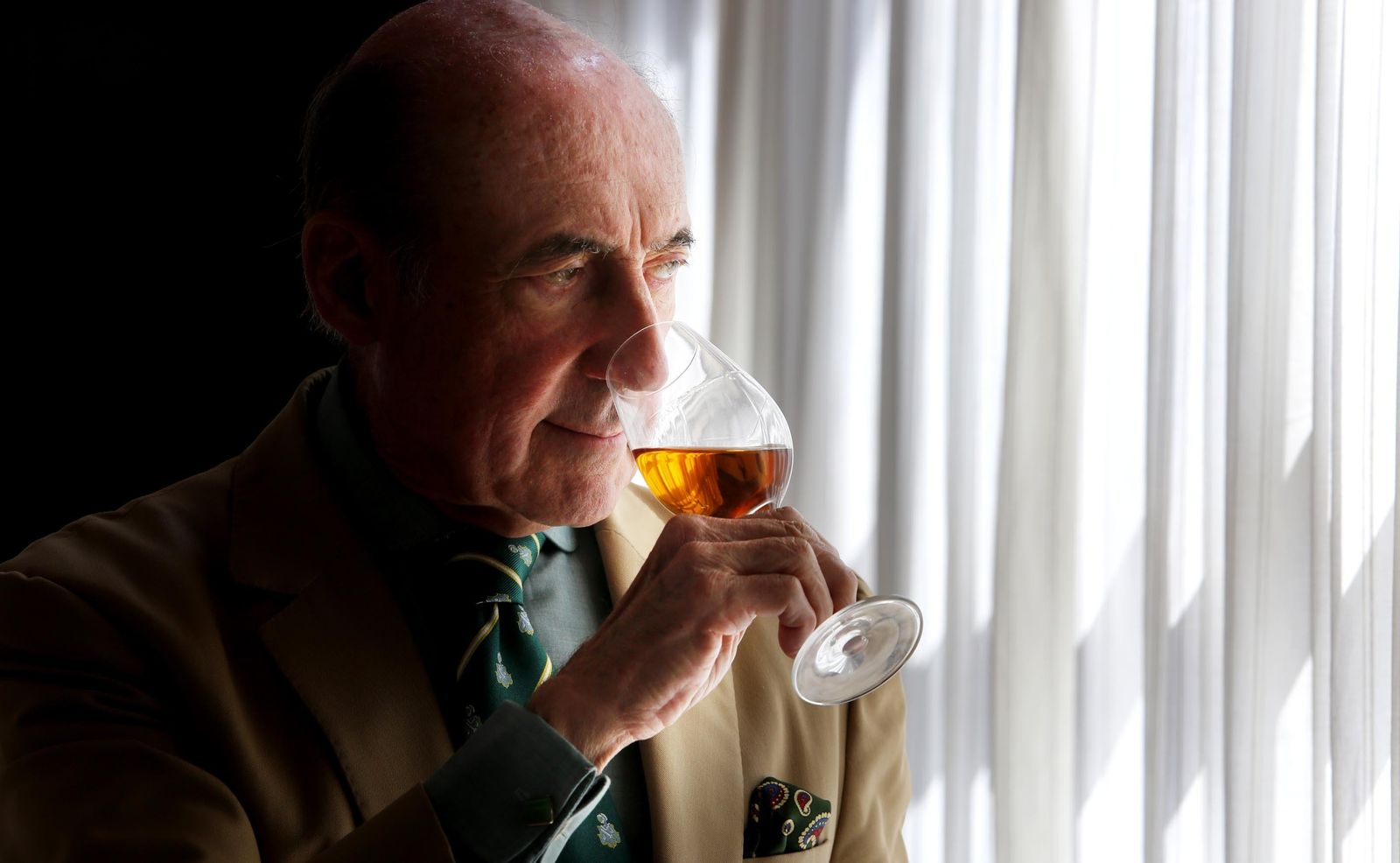 Beltrán Domecq cata una copa de amontillado en la sede del Consejo Regulador.
