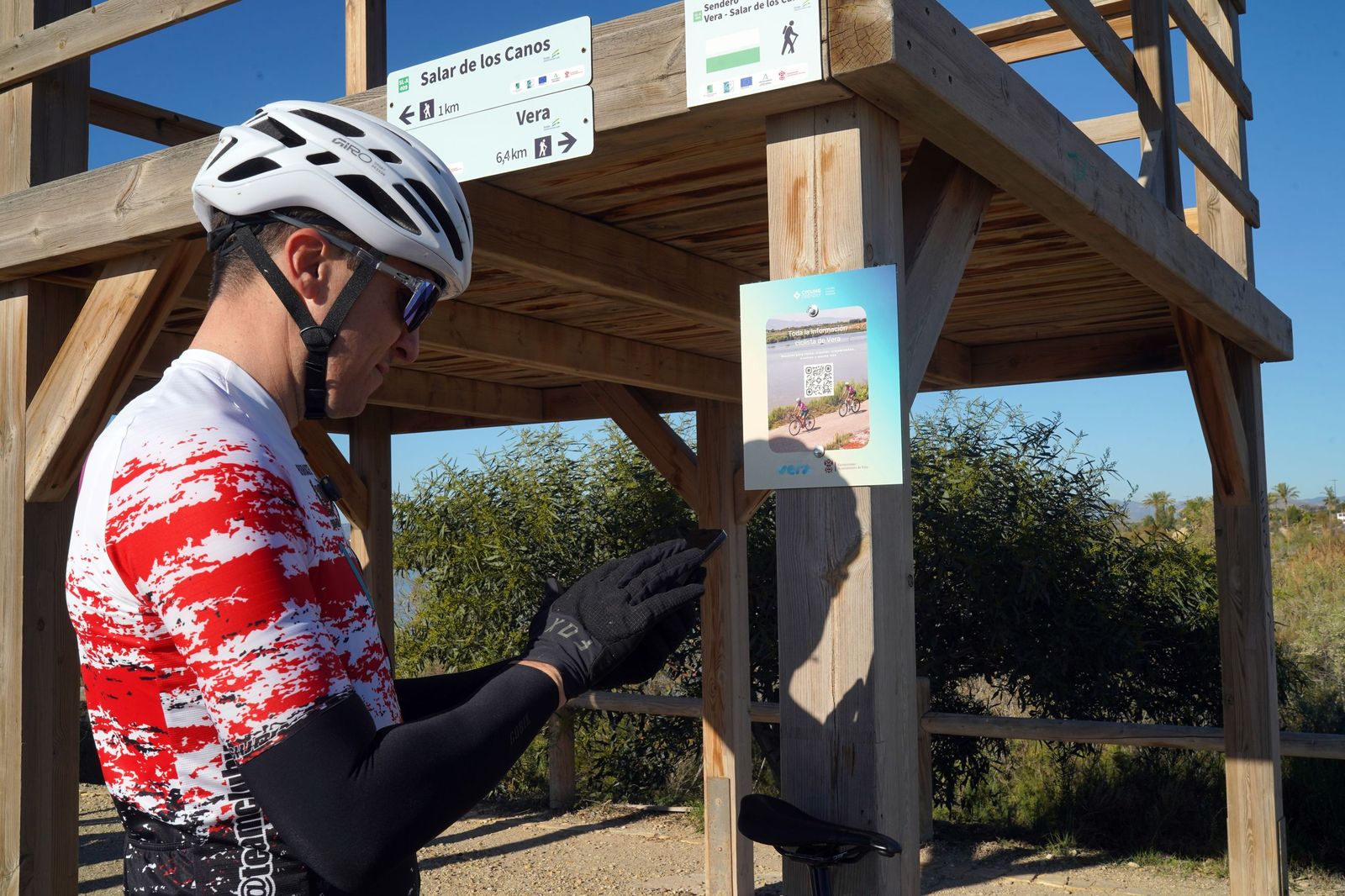 El alcalde escaneando QR del panel informativo durante una de las rutas