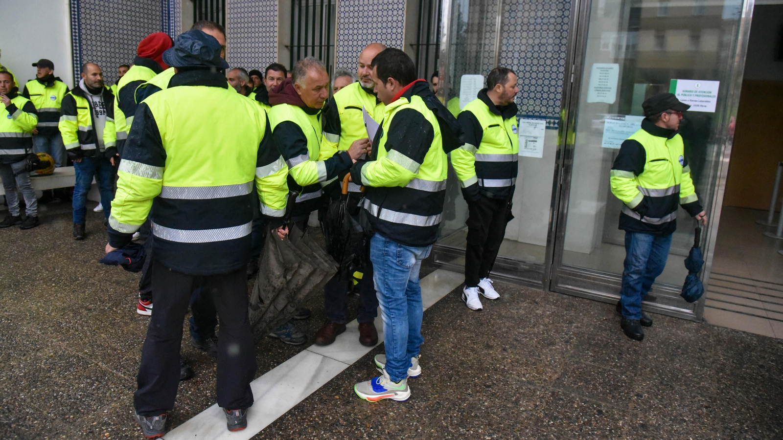 Imágenes de la entrada a los juzgados del trabjador detenido en la ultima manifestación de la plantilla Acerinox en