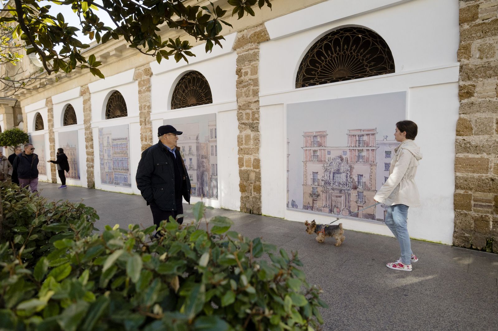 Las imágenes de la inauguración de la exposición de Juan Manuel Fernández Pujol en el exterior del mercado