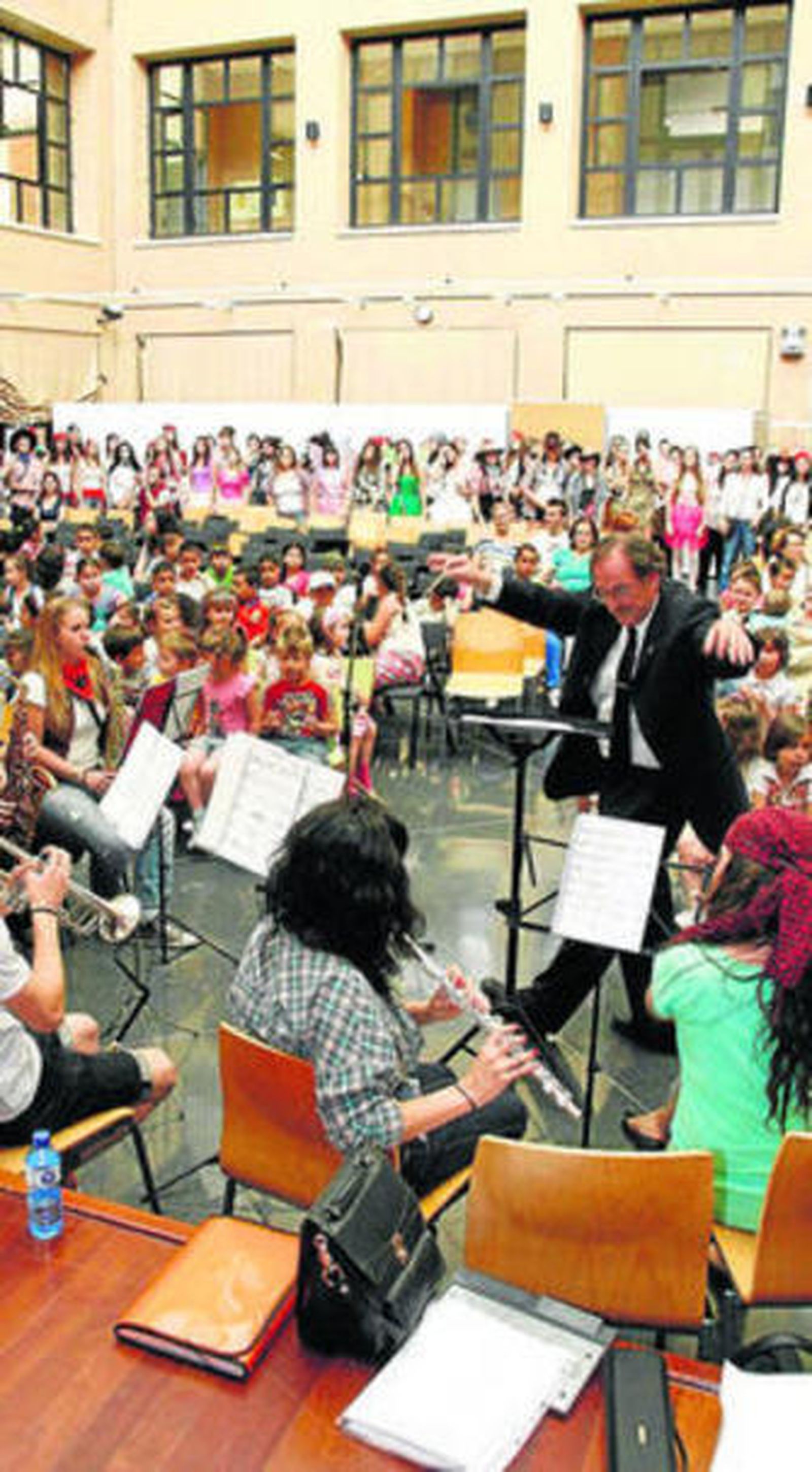 Juan Rafael Muñoz dirigiendo a los músicos.