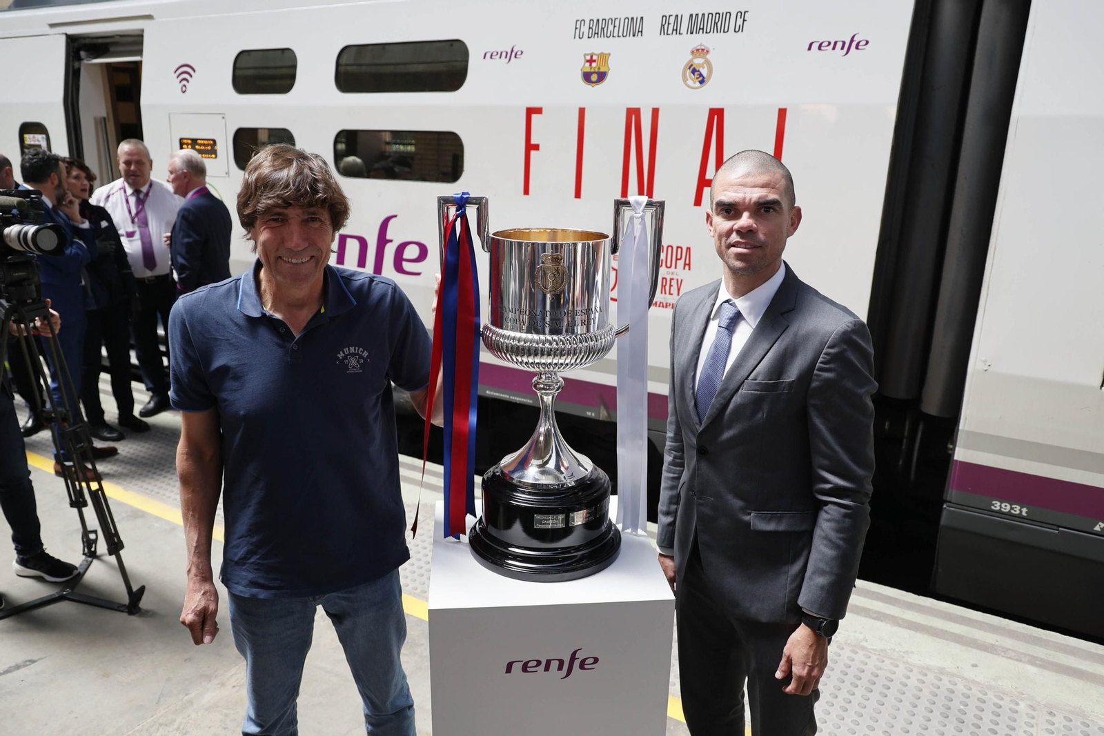 Las imágenes de la llegada de la Copa del Rey a Sevilla