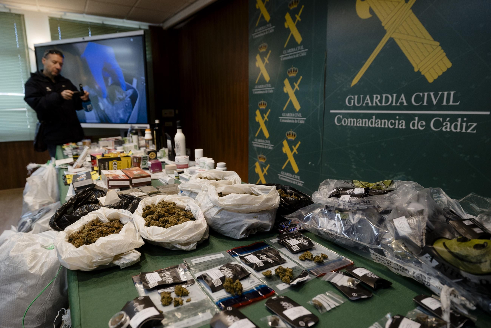 Las imágenes del material incautado por la Guardia Civil en la operación "sumiflor"