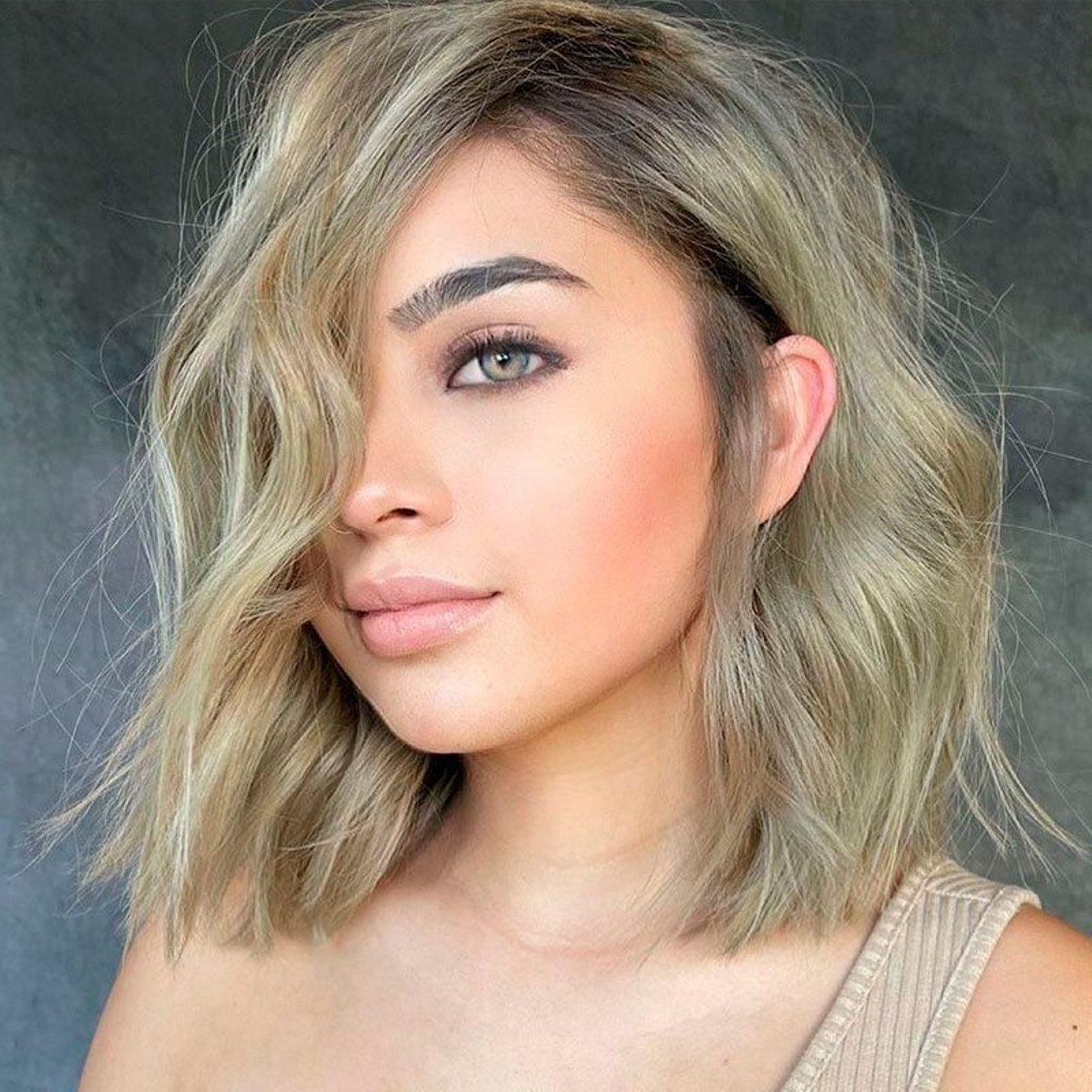 Long bob con ondas desenfadadas.