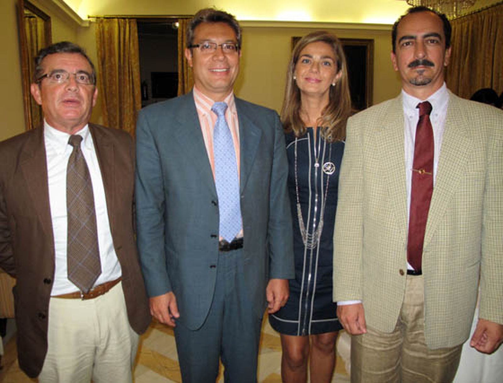 José Ramón Salamero, Salvador Torres (vicedecano) , Pilar Viciana, y Javier Ríos Valverde, miembros de la Junta directiva del colegio notarial.


Foto: Victoria Ramírez