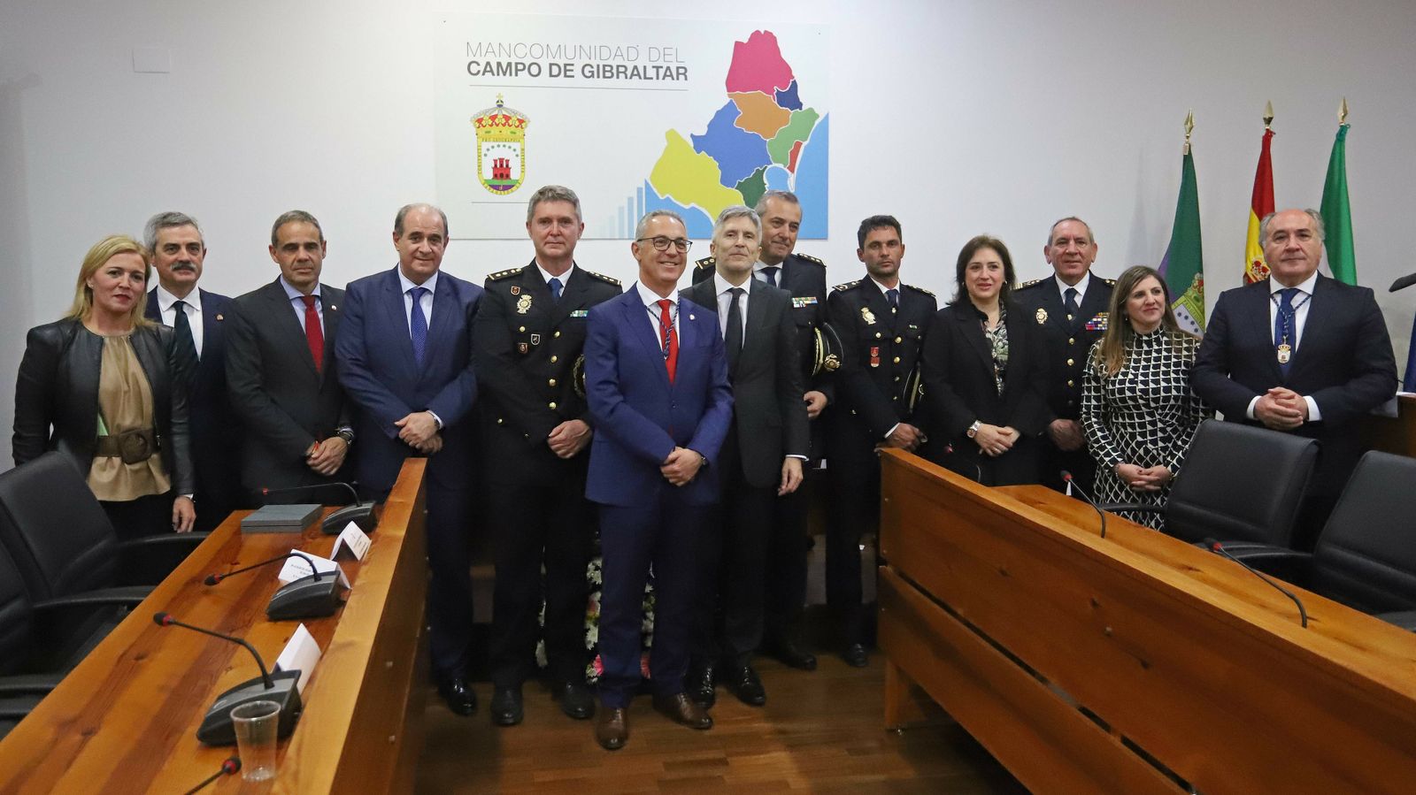 Fotos del acto de entrega de la Medalla de la Mancomunidad a la Policía Nacional
